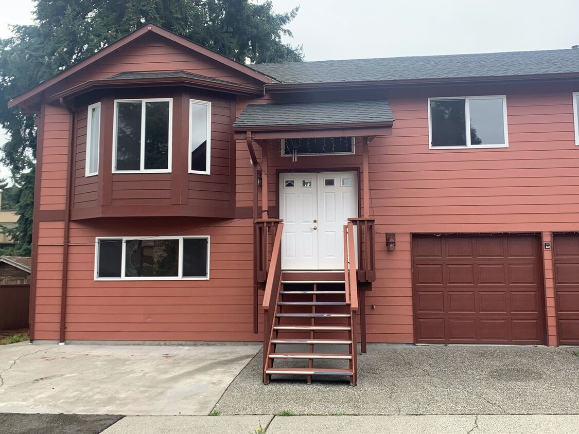 Split Level 4-bedroom, 3-bathroom Home in Shoreline! - Split Level 4-bedroom, 3-bathroom Home in ...