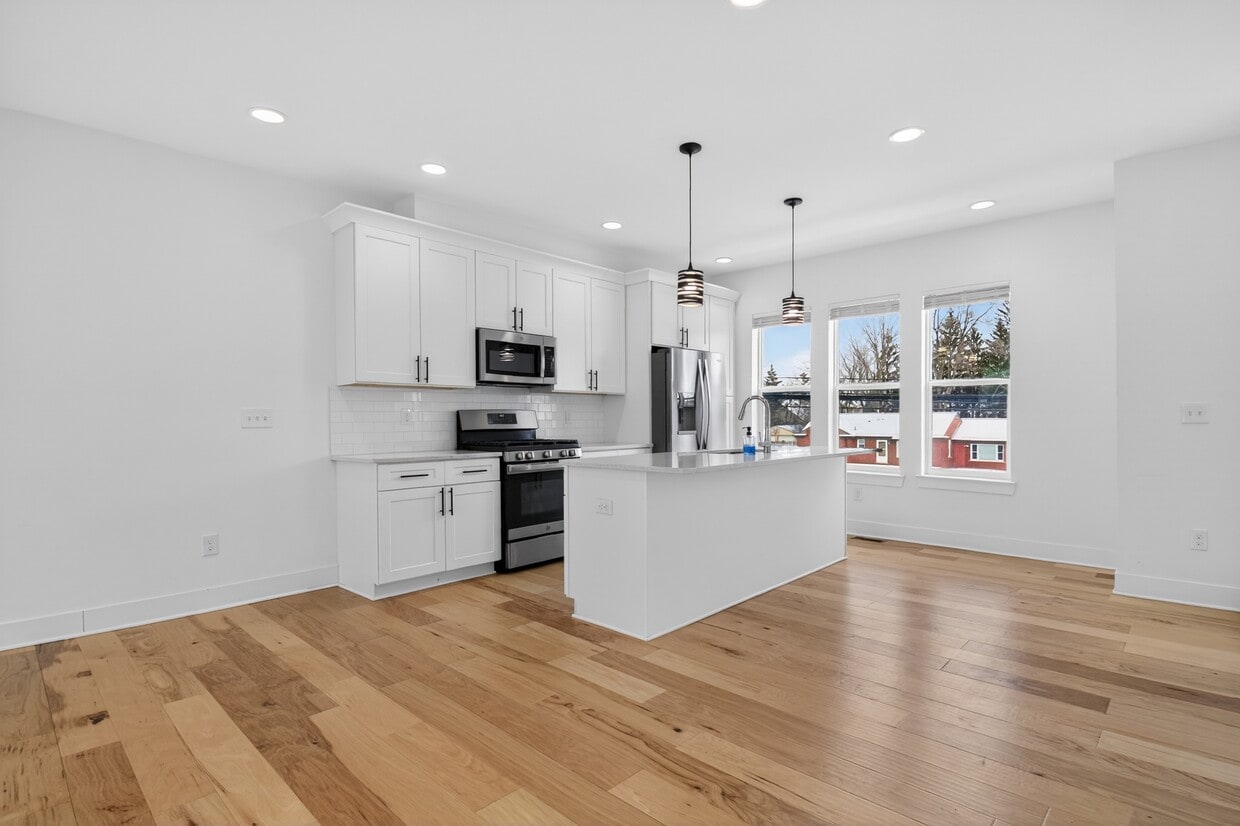 Building Photo - 2925 Square Lake Ct