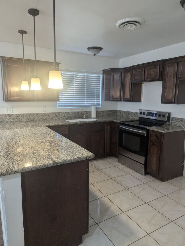 Foto del edificio - Clean 2 Bedroom / 1 Bathroom Apartment For Lease - Front Unit