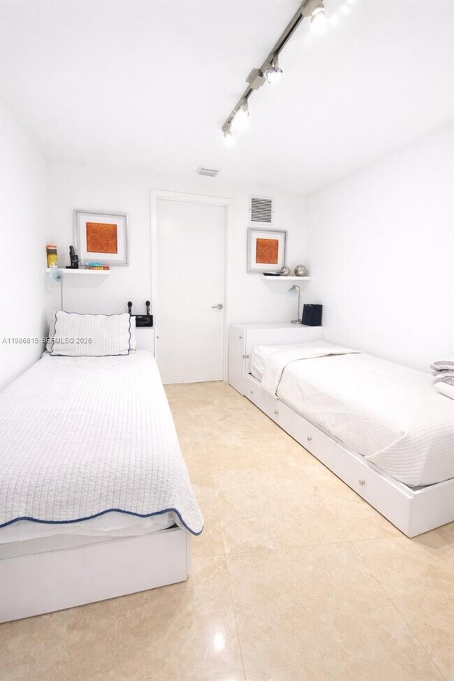 Foto del edificio - 18201 Collins Ave