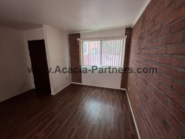 Foto del edificio - 2BD 2BA Duplex in Sam Hughes