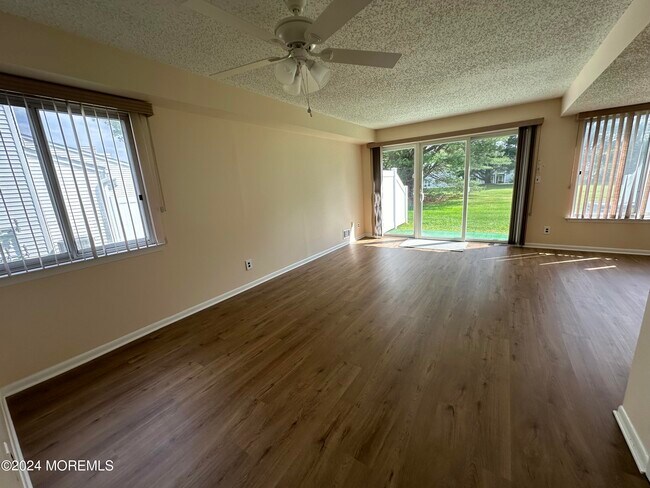 Building Photo - 115 Greenwood Dr
