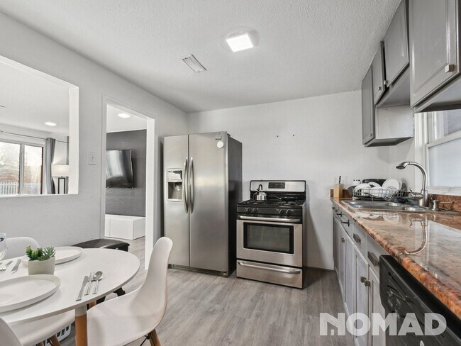 Foto del edificio - 3 Bedroom Single Family Home in Denver