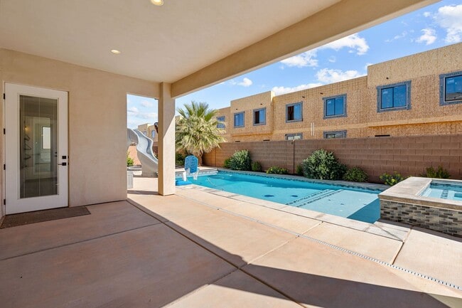 Building Photo - Gorgeous 5 bed 4 bath rental home with pool