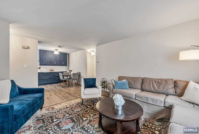 Foto del edificio - 305 Cypress Ct