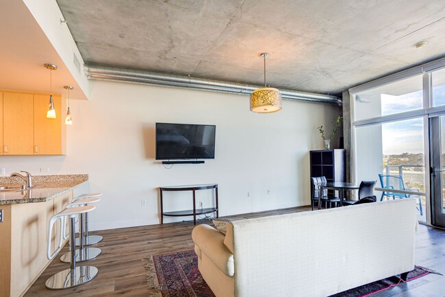 Building Photo - Modern 16th-Floor Loft with Panoramic View...