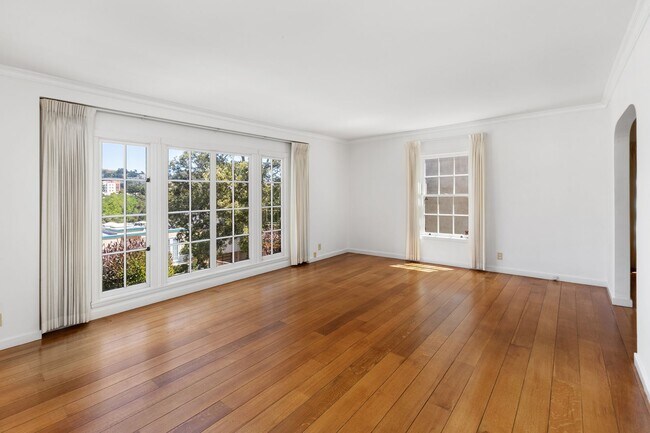 Foto del edificio - Forest Hill: Bright Updated Single Family Home with Garage, Backyard & Storage