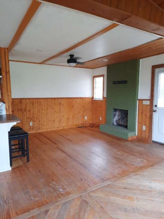 Building Photo - $1,500 - 2 Bedroom 1.5 Bathroom Cottage on...