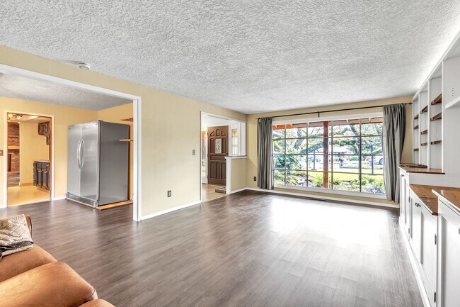 Building Photo - Beautifully Detailed 3B/2B Ranch in Salmon...