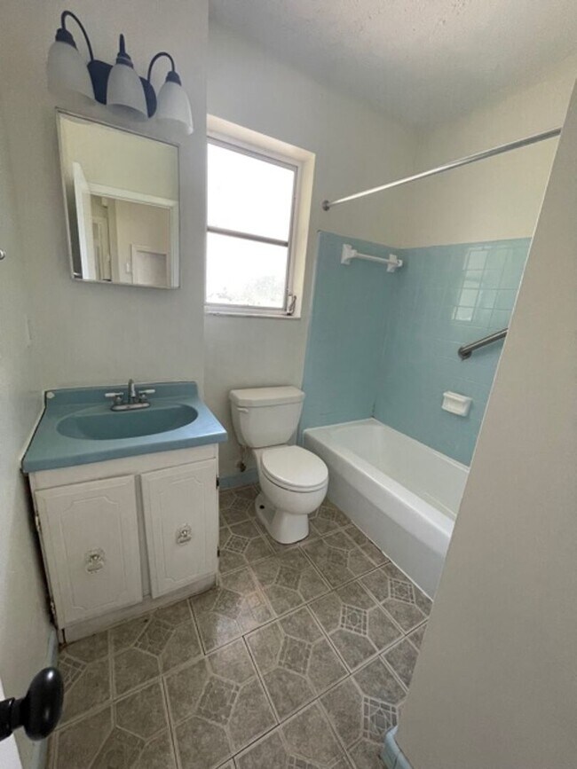 Building Photo - 2 Bed 1 Bath Home | Pet Friendly | Washer ...