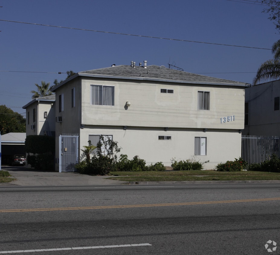 Primary Photo - 13511-13517 Victory Blvd