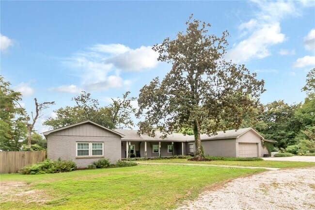 Building Photo - 2113 Riverforest Dr