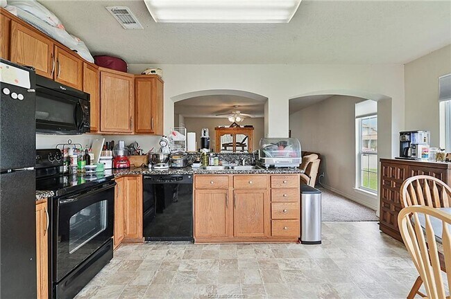 Foto del edificio - August Pre-Lease!! Great 4 Bedroom/3 Bathr...