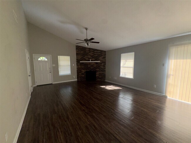 Foto del edificio - 1700 Tyler Ln