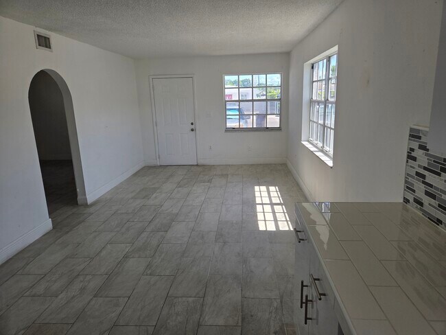 Foto del edificio - 325 W 18th St