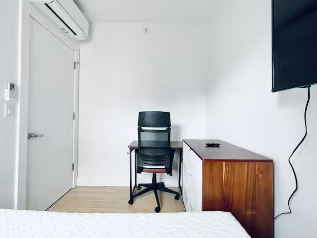 Foto del edificio - Furnished room/NOT APARTMENT