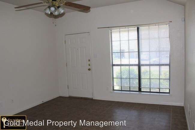Building Photo - 1201 Cinch Dr