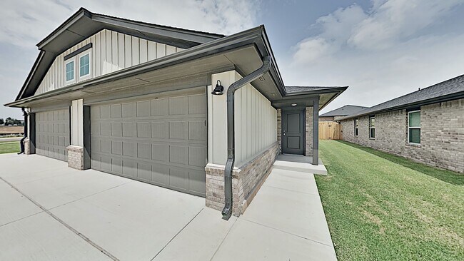 Building Photo - 2 Bed 2 Bath with a 2 Car Garage Duplex wi...
