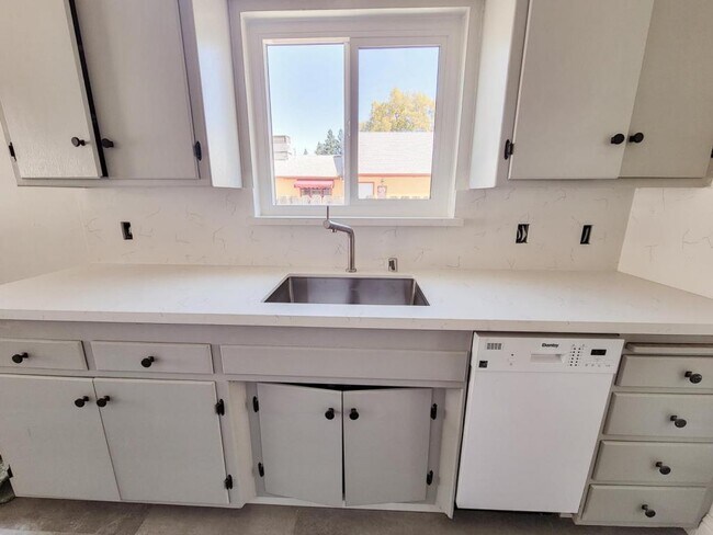 Building Photo - 3208 B St