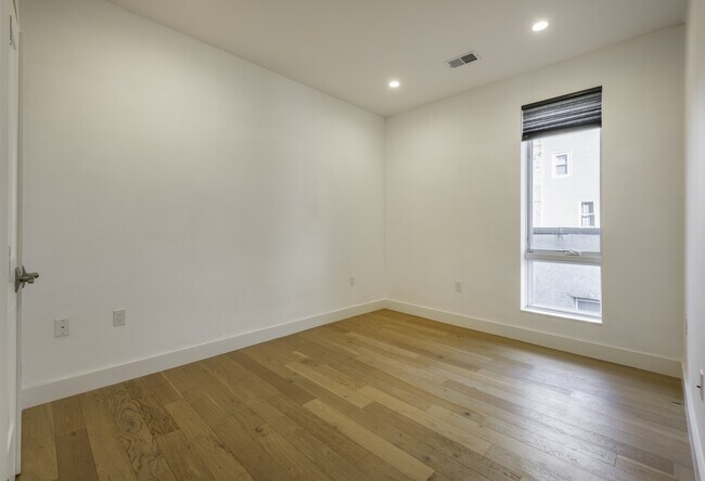 Foto del edificio - 946 Saratoga St