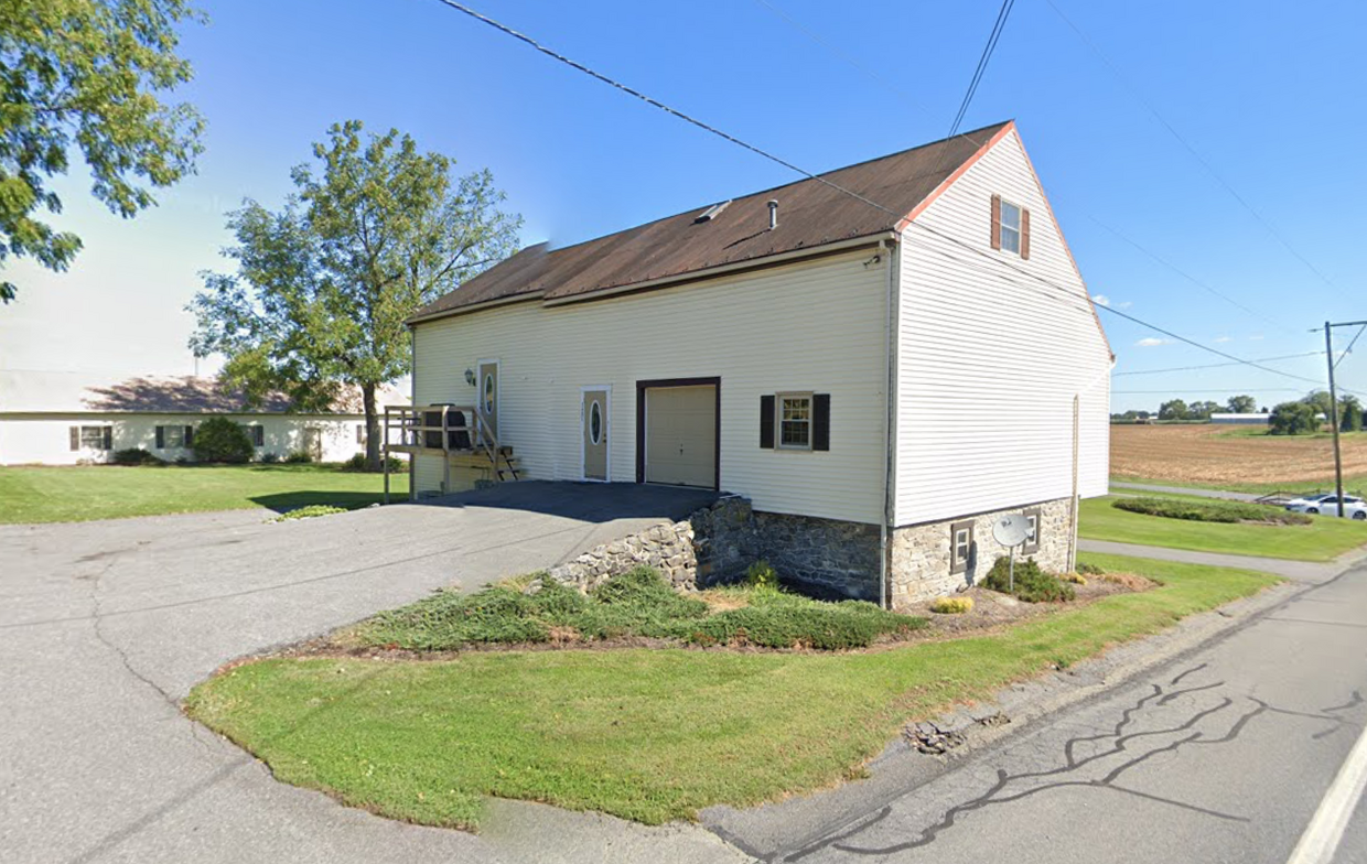 Back view of the entire barn. - 348 Penn St