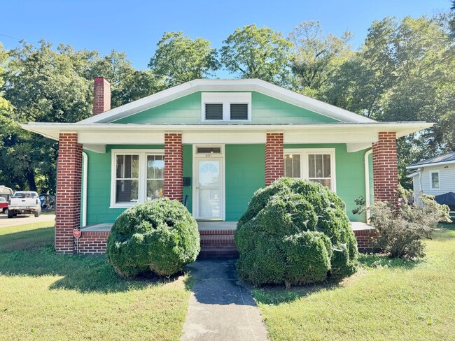 Building Photo - Come Check Out This Adorable Home!