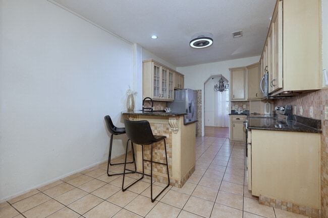 Foto del edificio - 1335 Maplebrook Dr