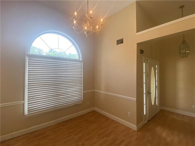 Building Photo - 405 Shadetree Ln