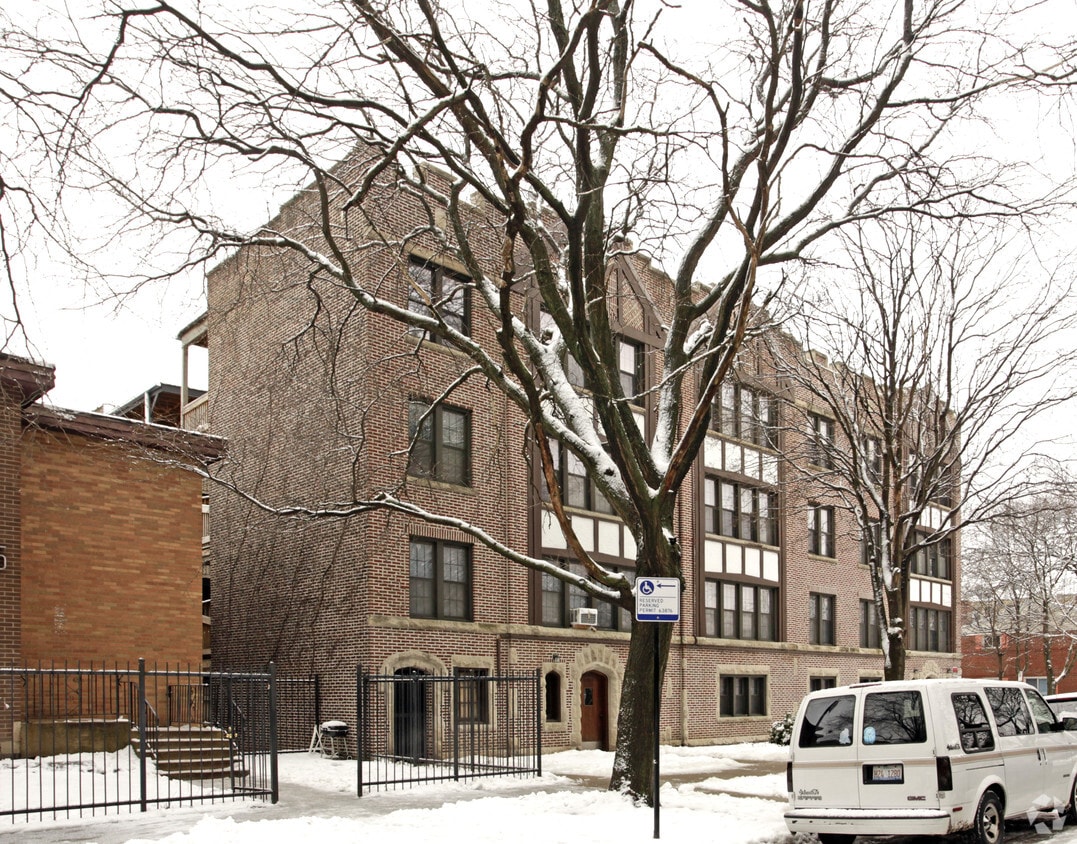 Edgewater Courtyard - Thome Hermitage Building