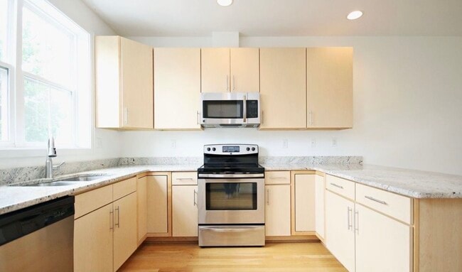 Building Photo - 874 Estes St