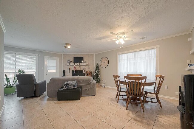 Foto del edificio - 561 Birdsong Dr