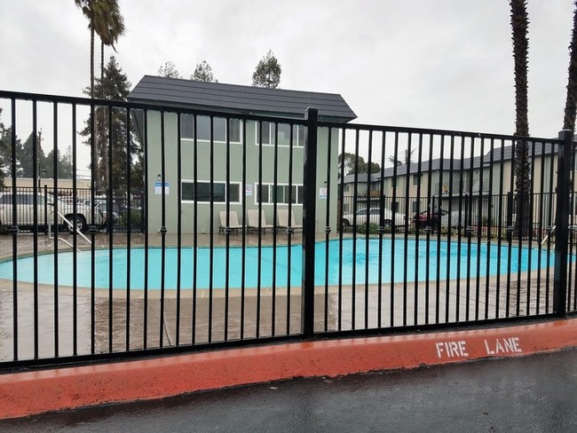 Foto del edificio - 3 Bed, 1.5 Bath - Hayward Townhouse near BART