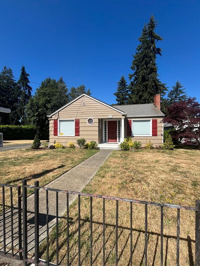 Building Photo - 2 BD 1BA Spacious Home in Bremerton