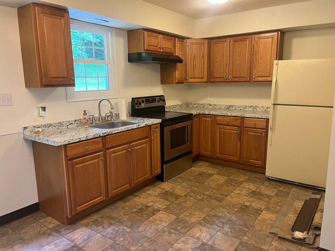 Kitchen - 40 McDermott Ln