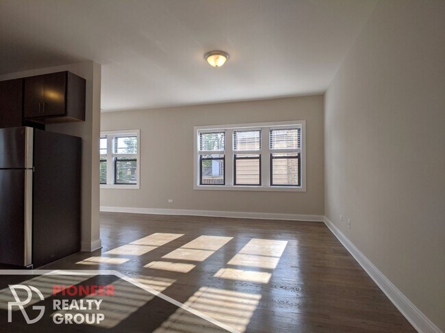 Foto del edificio - 3409 W Fullerton Ave