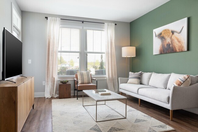 Relájese en esta sala de estar serena y elegante, donde la comodidad se combina con el diseño contemporáneo. - Lemmond Farm