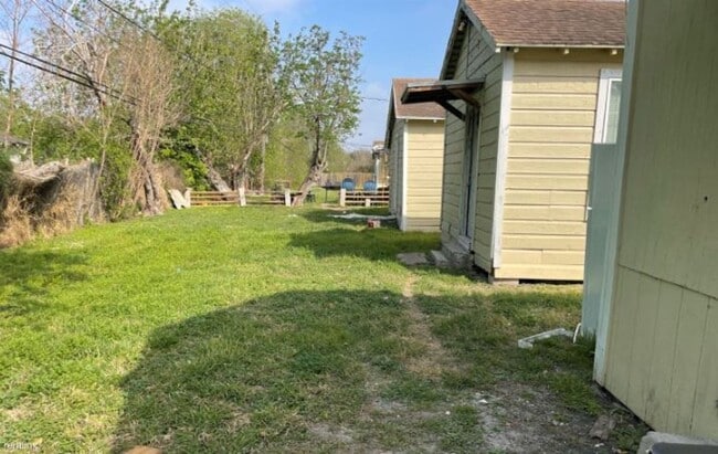 Building Photo - Studio, 1 bath House - New Ownership - Wes...