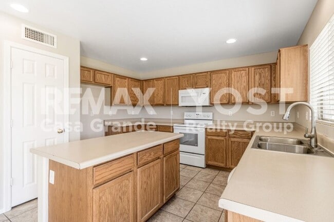 Building Photo - Room to Relax, Space to Entertain!