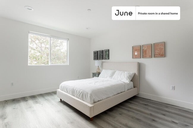 Building Photo - Private bedroom in 4 bed/3 bath Home