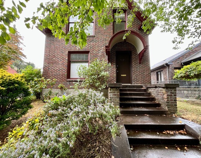 Building Photo - ***JUST REDUCED!!!*** 3-bedroom, 2-bath ho...