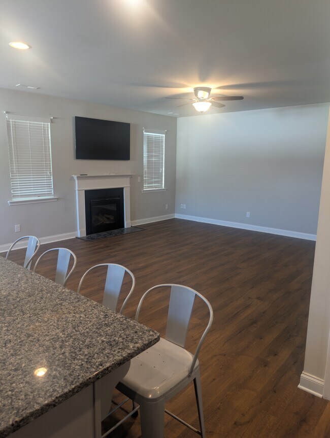 Foto del edificio - 3209 Grapevine Ct W