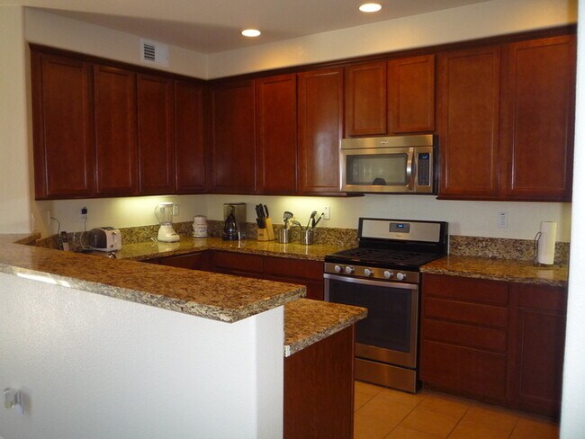 Building Photo - Tri-level Townhome facing Park