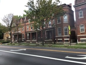 Building Photo - 296 King Ave