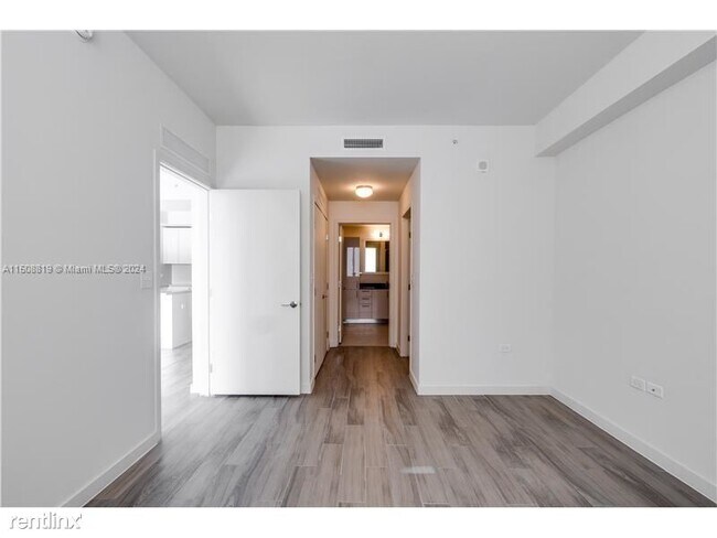 Foto del edificio - 1 br, 1 bath Condo - 999 SW 1st Ave Apt 3310