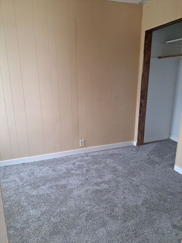 Building Photo - Small but cozy, 1-bed unit available in Cr...