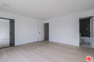 Foto del edificio - 11814 1/2 Gilmore Street, Los Angeles, CA 91606 - 4 BR 4 BA house
