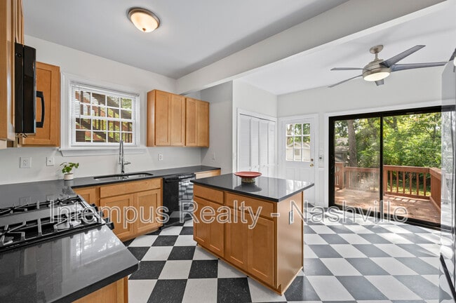 Building Photo - 2529 Ashwood Ave