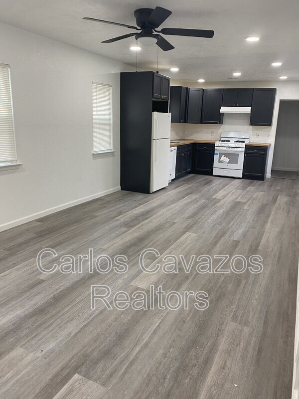 Foto del edificio - 1617 Meadowbrook Dr