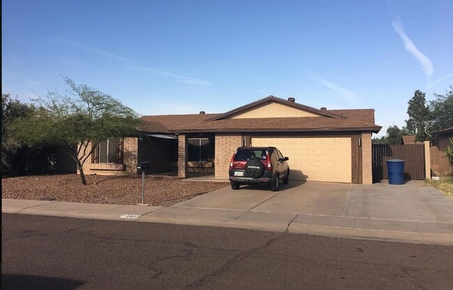 Building Photo - 3907 S Mitchell Dr