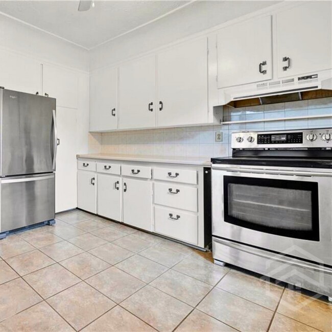 Photo du bâtiment - 2 Bedroom Upstairs Apartment for Rent in Woodstock!